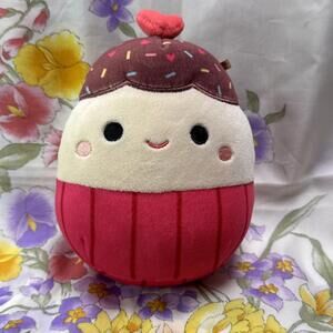 Squishmallow Elpha the Cupcake Valentine's Day 5" Clean Soft Plush NWT